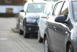 Primer plano coche negro estacionamiento fondo borroso scaled