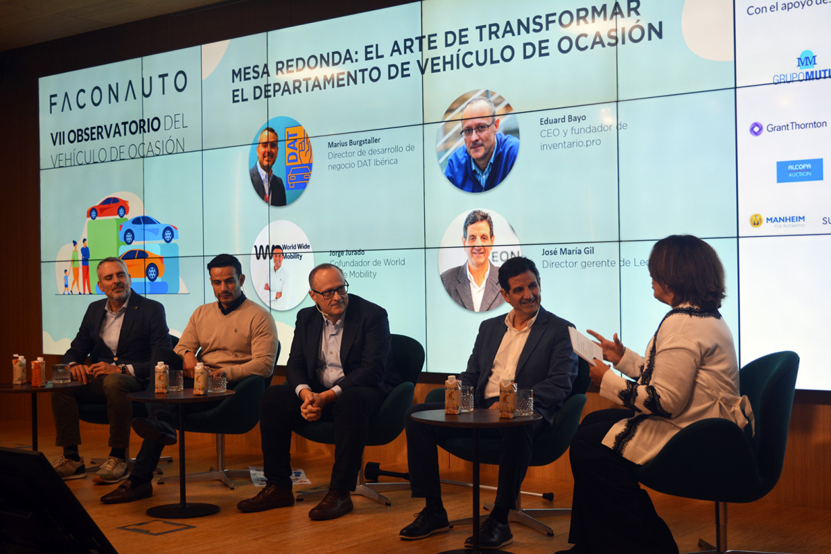 Mesa redonda sobre 'El arte de transformar el departamento de vehu00edculo de ocasiu00f3n', moderada por Montse Martu00ednez, directora general comercial de Faconauto