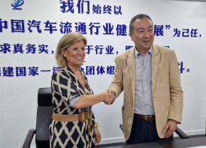 Shen Jin Jun, presidente de CADA, y Marta Blázquez, presidenta de Faconauto.