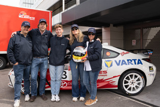 Tony con equipo de Clarios VARTA