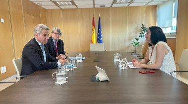 De derecha a izquierda  Rebeca Torró, secretaria de Estado de Industria, Raúl Palacios, presidente de Ganvam, y Fernando Miguélez, director general de Ganvam