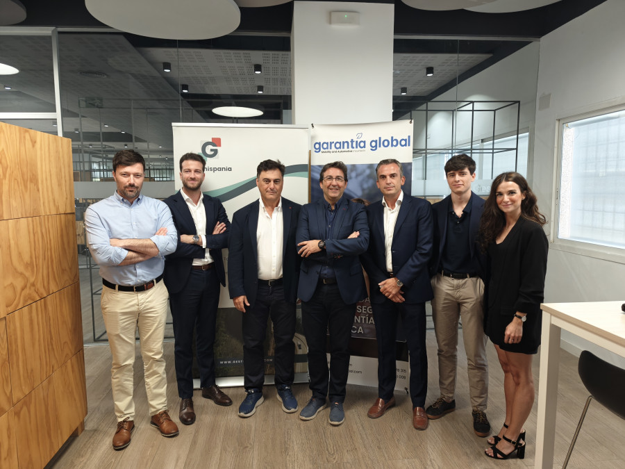 Los equipos de Garantía Global e InsuAdvisor, filial del Grupo Gesthispania, durante la firma del acuerdo 1