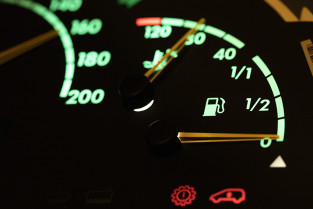 Close up fuel level gauge vehicle (1)