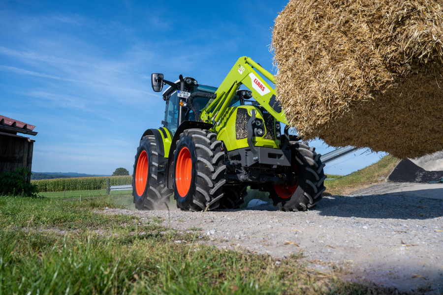 03 Claas Arion 450 and Vredestein Traxion 70 driving